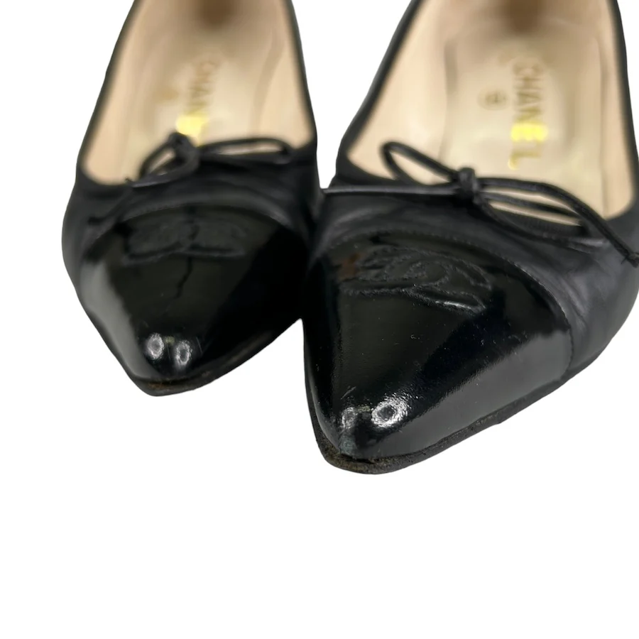 CHANEL BLACK LEATHER / PATENT LEATHER KITTEN HEELS - Image 11