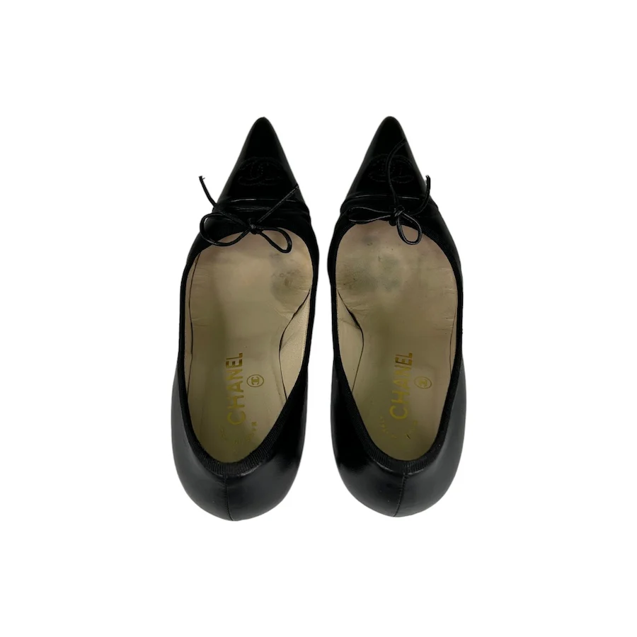 CHANEL BLACK LEATHER / PATENT LEATHER KITTEN HEELS - Image 4