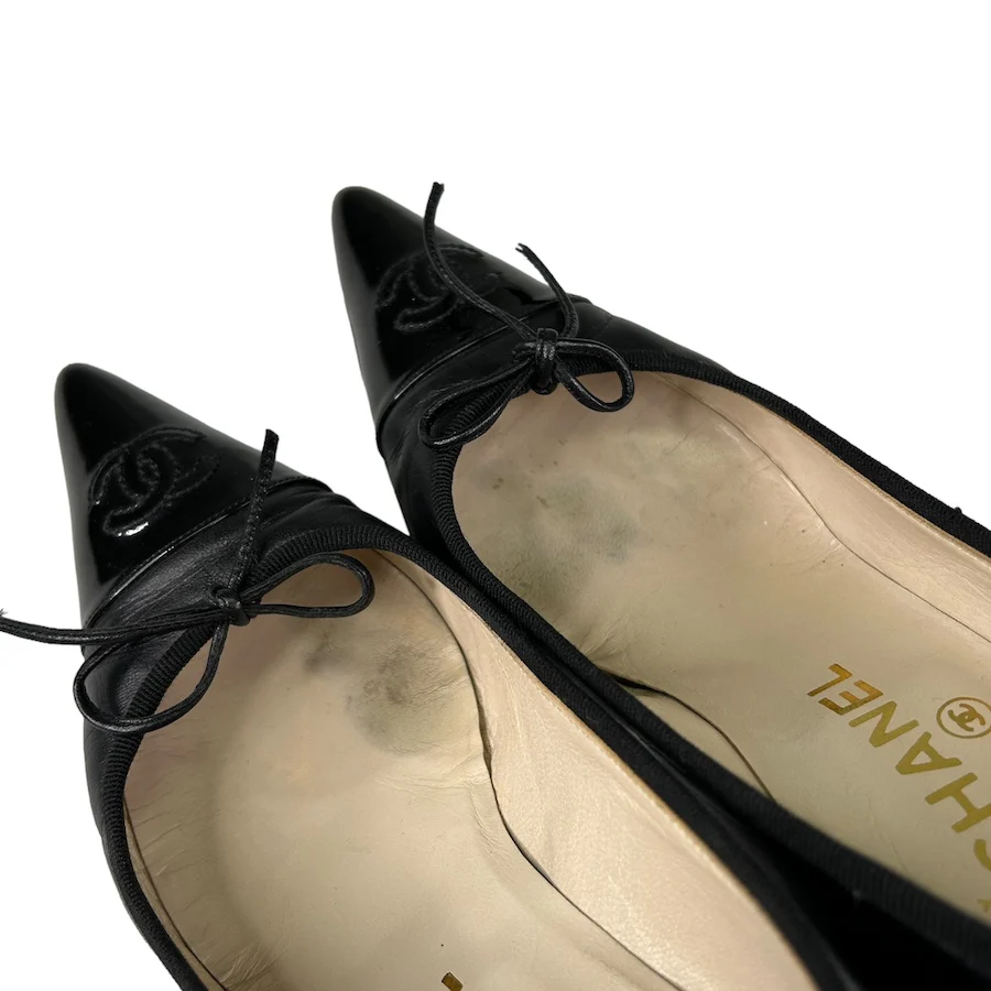 CHANEL BLACK LEATHER / PATENT LEATHER KITTEN HEELS - Image 9