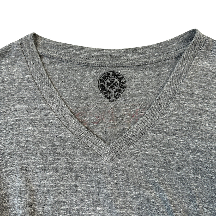 CHROME HEARTS V-NECK BACK PRINT TEE - GREY/RED - Image 3