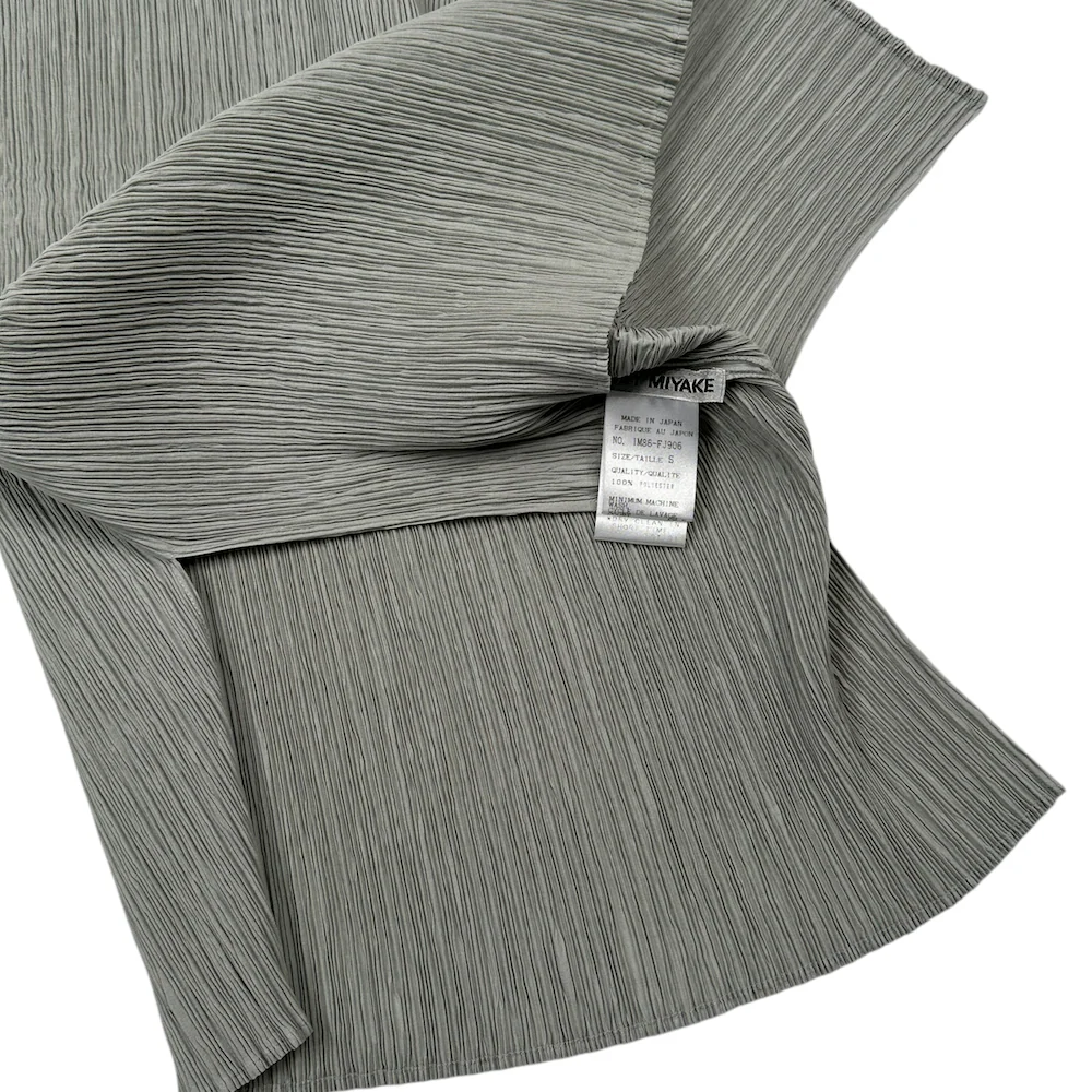 ISSEY MIYAKE PLEATED TANK TOP - LIGHT GREY - Image 4