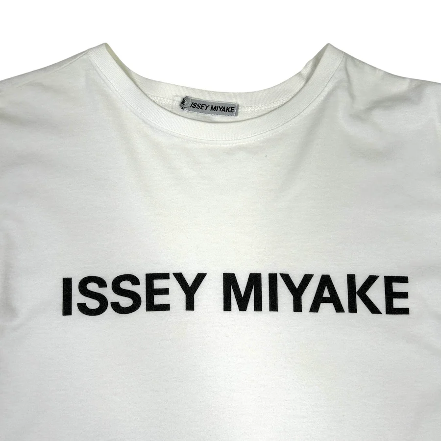 ISSEY MIYAKE SPELLOUT TEE - WHITE - Image 2